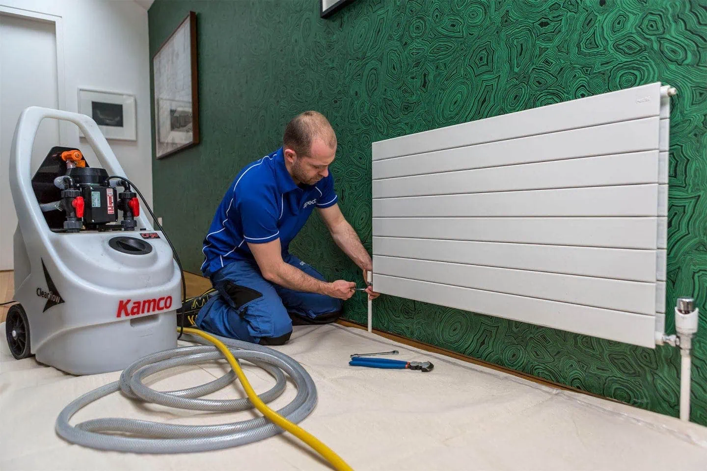 Serdivan'da yerden ısıtma kolektöründe yapılan profesyonel temizlik işlemi