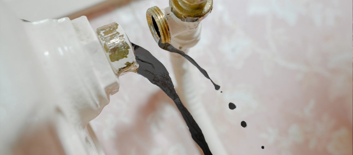 Korucuk yerden ısıtma tesisatında borulardan çıkan kirli su örneği